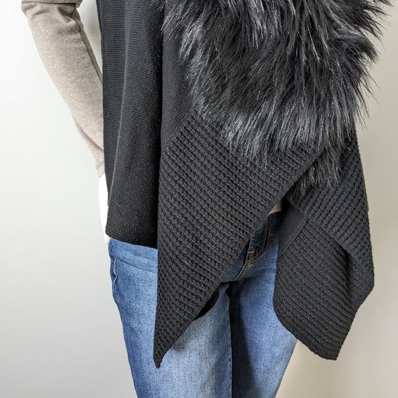 Michael - Michael Kors - Black Vest w/ Removable Faux Fur Trim Vest - Size S - Picture 4 of 8